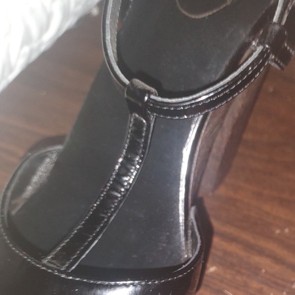 Black patent leather Prada t strap wooden pumps with semi pointed toes - Picture 5 of 15